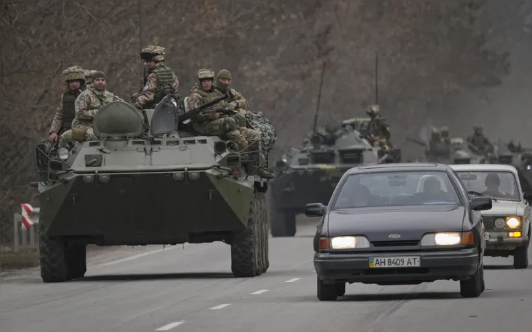Militares ucranianos em carro blindado após invasão russa: futuro do confronto é incerto, mas próximas ações vão apontar o cenário no Leste Europeu
