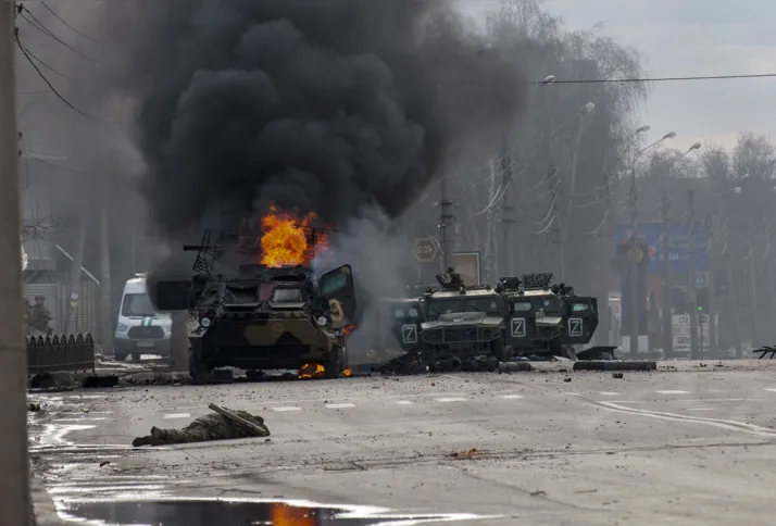 Um veículo militar danificado pega fogo após combates em Kharkiv, Ucrânia, neste domingo, 27 de fevereiro de 2022 |