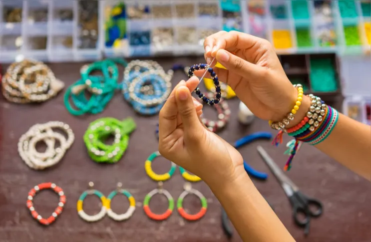 Com paciência e criatividade, é possível criar pulseiras, brincos e cordões bonitos e personalizados