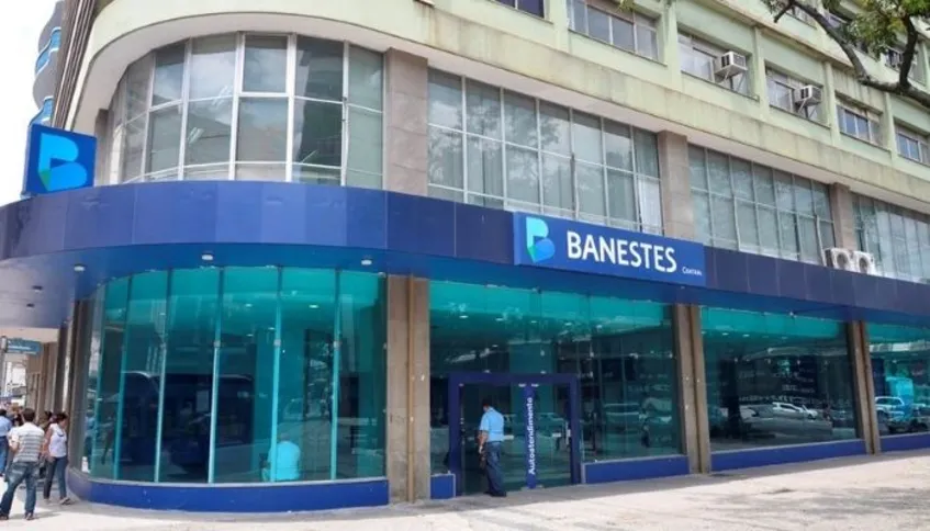 A agência central do Banco Banestes, localizada na Praça Oito no Centro de Vitória fechou para o atendimento ao público, devido a furtos de fios.