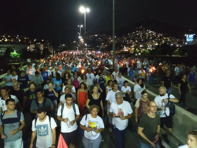 Fiéis passam pela Segunda Ponte, em direção à Vila Velha