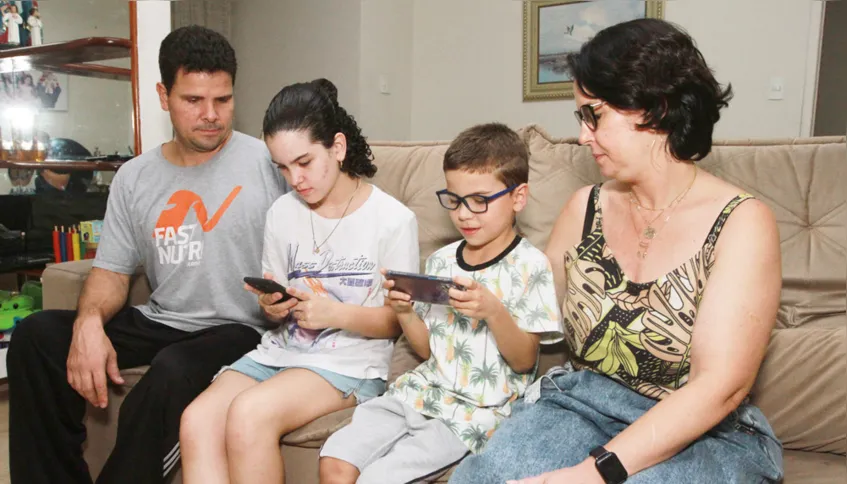 A supervisora Geovana Machado e o gerente de compras Wagner Farias Lima com os filhos, Maria Eduarda, 14, e Tobias, 7