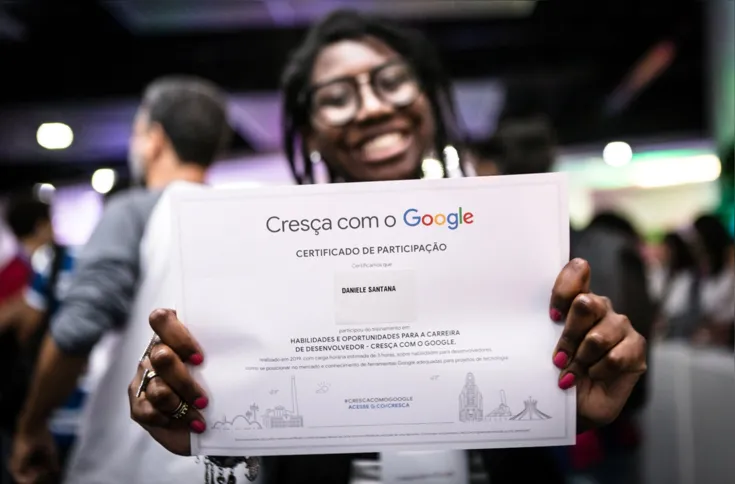 A graduate of the course offered by Google shows the certificate: Qualification to work in various fields of technology