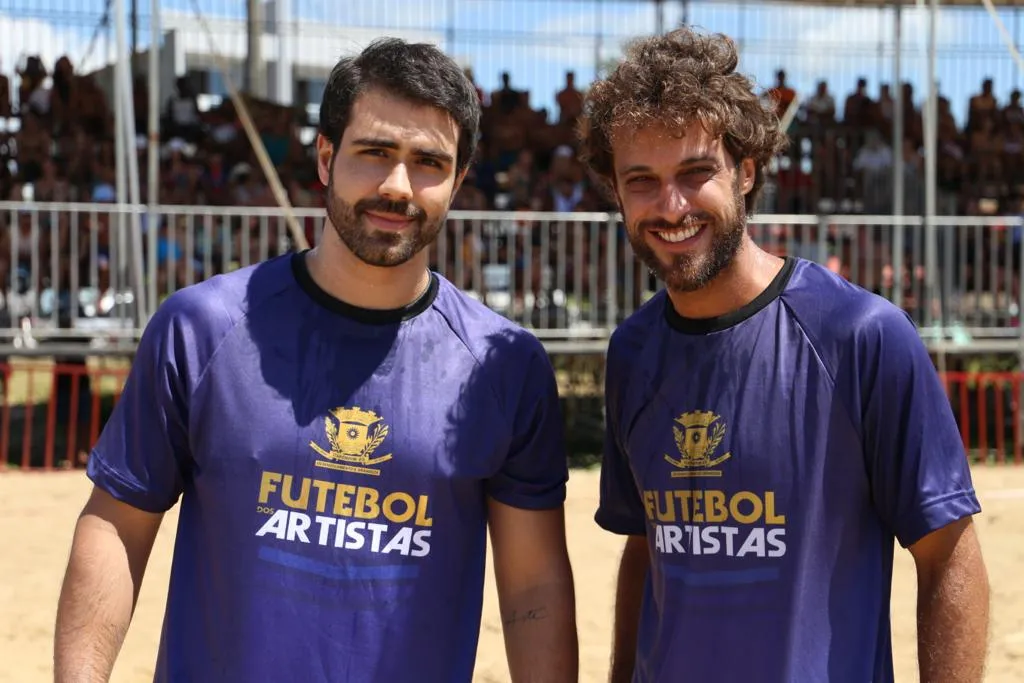 Imagem ilustrativa da imagem Famosos invadem praia de Itaoca para jogo-exibição