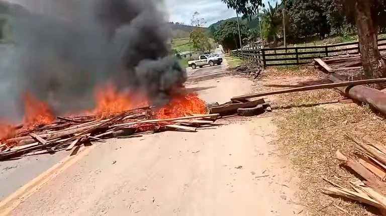 Imagem ilustrativa da imagem Motorista que atropelou e matou mãe e filha se apresenta à polícia