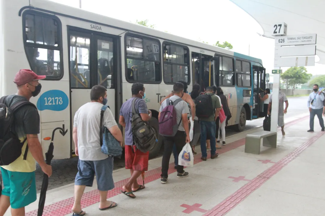Imagem ilustrativa da imagem Estado retira ônibus extras e libera passageiros em pé no Transcol