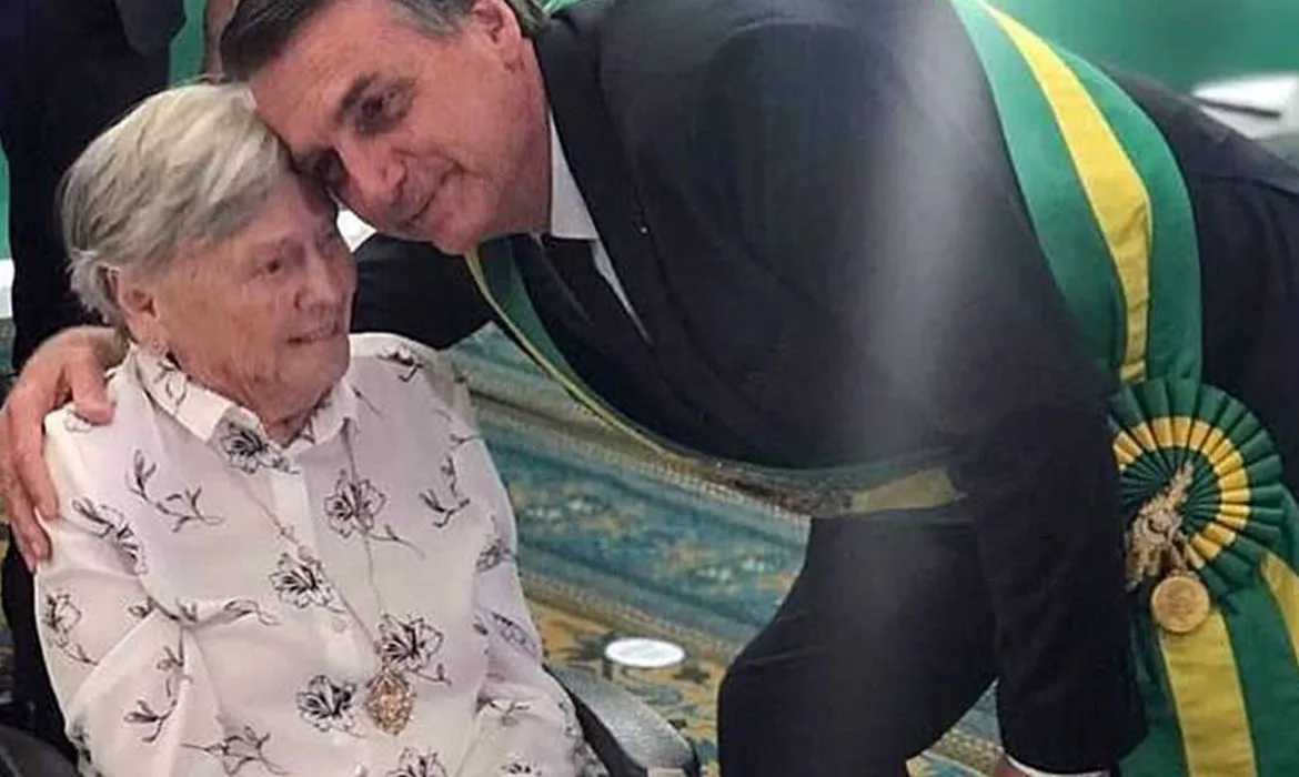 Imagem ilustrativa da imagem Bolsonaro recebe mensagem do papa Francisco em missa de 7º dia de sua mãe