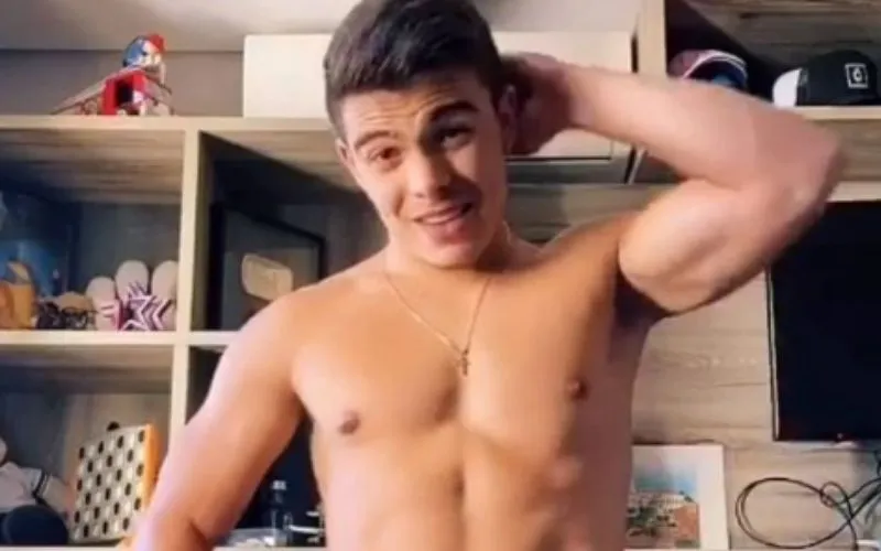 Imagem ilustrativa da imagem Thomaz Costa vende fotos ousadas na internet e mãe critica