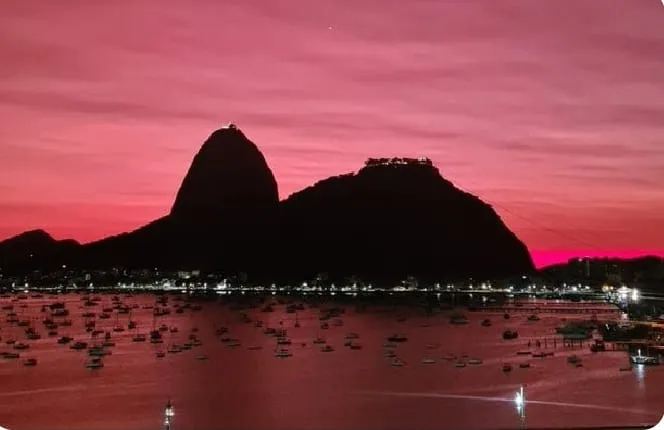 Imagem ilustrativa da imagem Poluição faz céu do Rio de Janeiro ficar rosado