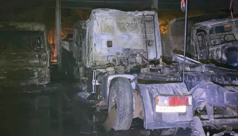 Imagem ilustrativa da imagem Incêndio em oficina destrói sete caminhões no Sul do Estado