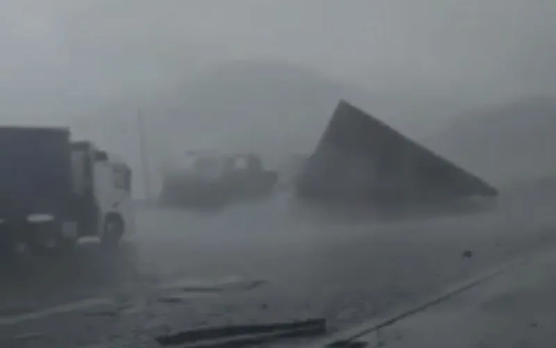 Imagem ilustrativa da imagem Forte chuva e vendaval destroem telhado de posto no Sul do Estado