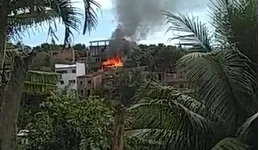 Imagem ilustrativa da imagem Casa pega fogo e fica destruída  em Cariacica