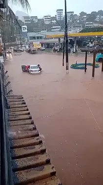 Imagem ilustrativa da imagem Temporal alaga ruas e causa estragos em Cachoeiro
