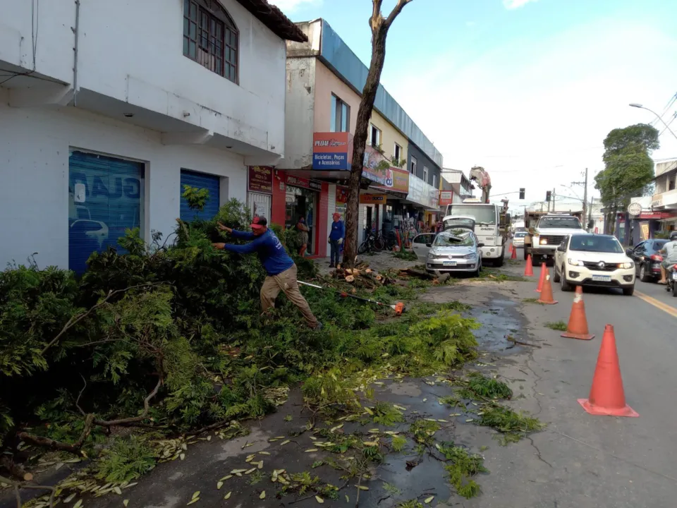 Imagem ilustrativa da imagem Vendaval, chuva de granizo e destruição