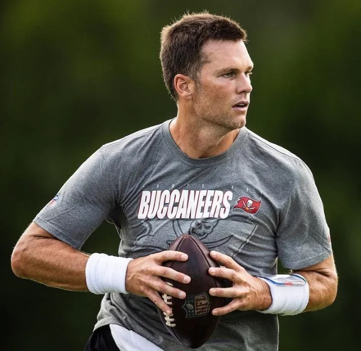 Imagem ilustrativa da imagem Tom Brady confirma aposentadoria da NFL após 22 temporadas e 7 títulos