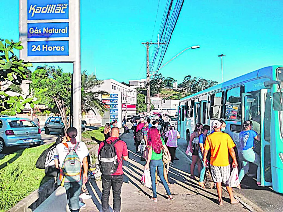 Imagem ilustrativa da imagem Pontos de ônibus deixam passageiros expostos ao tempo
