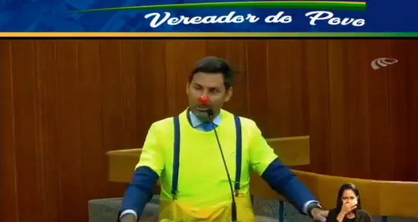 Imagem ilustrativa da imagem Vereador de Goiânia se veste de palhaço, exibe revólver e pede 'chibatadas'
