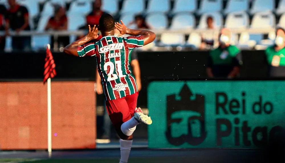 Imagem ilustrativa da imagem Fluminense marca no fim e vence Flamengo em clássico de muita confusão