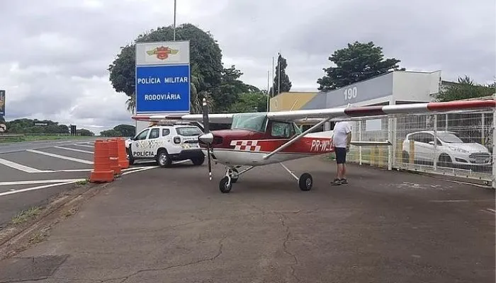 Imagem ilustrativa da imagem Avião faz pouso forçado em rodovia e 'estaciona' em posto da polícia