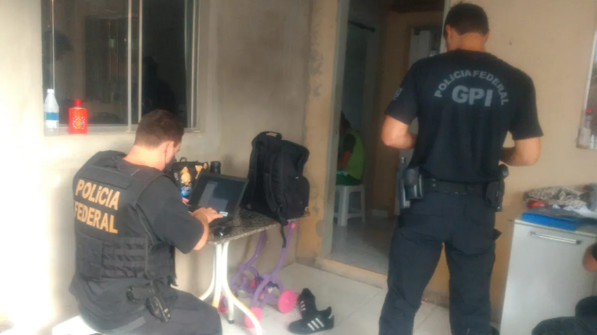 Imagem ilustrativa da imagem Homem é preso pela PF por compartilhar pornografia infantil em grupos na internet