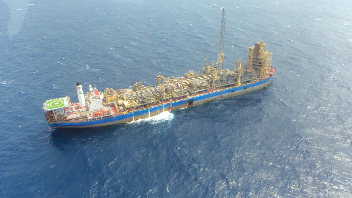 Imagem ilustrativa da imagem Furos em casco de navio provocam vazamento de óleo em alto mar