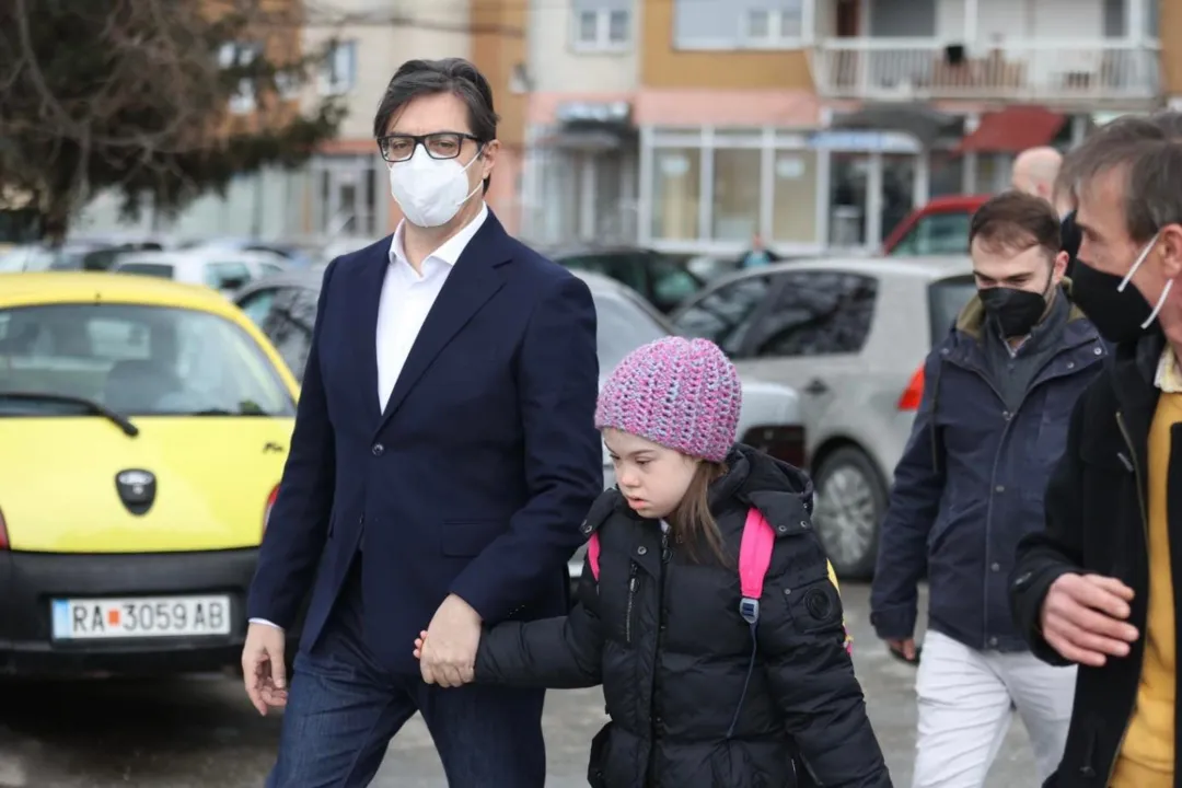 Imagem ilustrativa da imagem Presidente da Macedônia leva menina com down à aula após bullying
