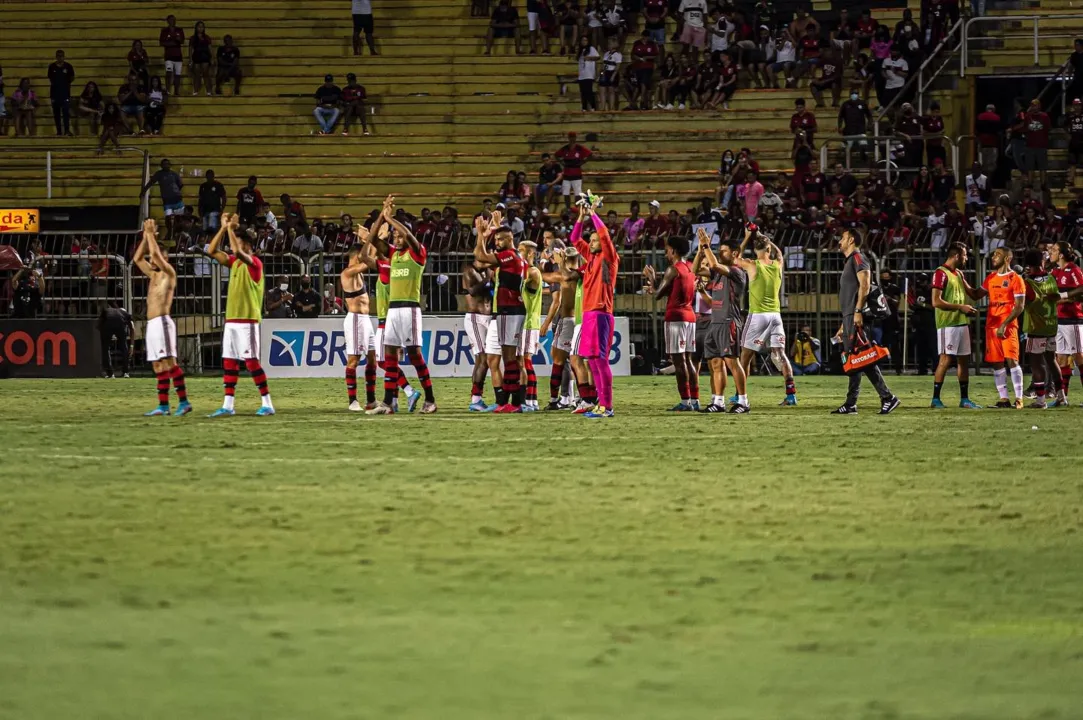 Imagem ilustrativa da imagem Com gol de falta de Arrascaeta, Flamengo goleia o Nova Iguaçu no Carioca