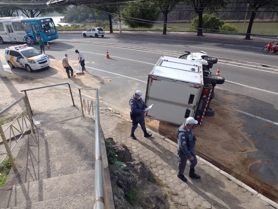 Imagem ilustrativa da imagem Caminhão tomba e motorista fica ferido na Curva do Saldanha, em Vitória