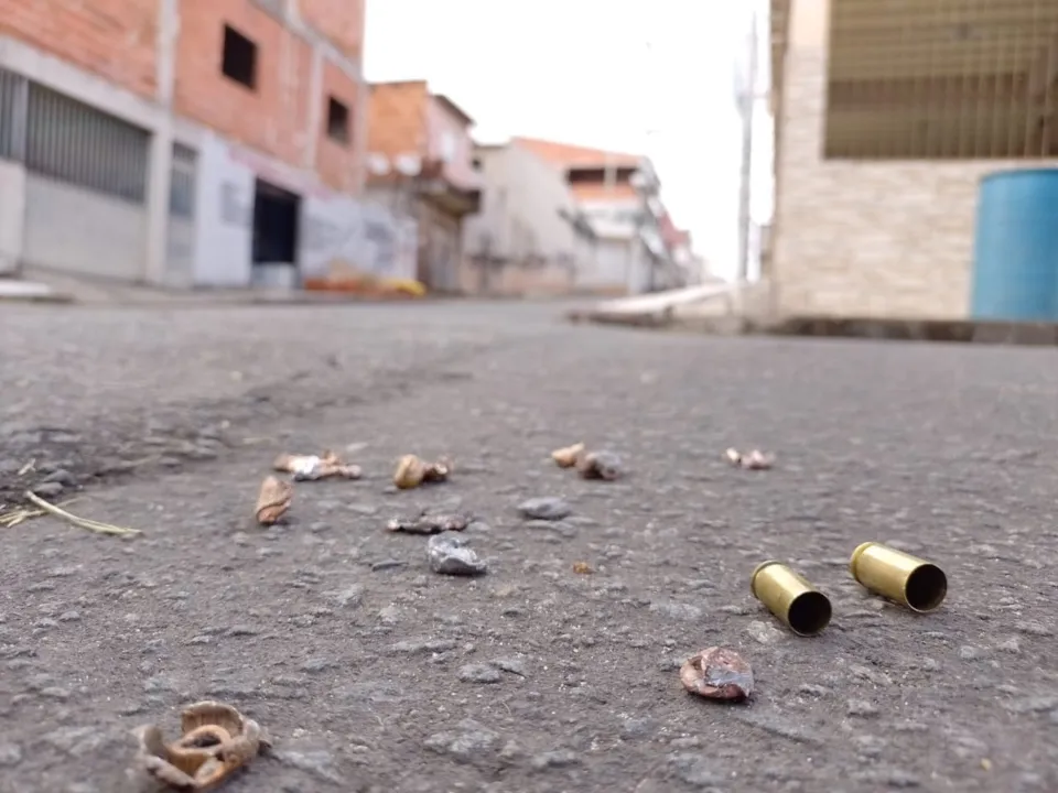 Imagem ilustrativa da imagem Jovem é morto no meio da rua com mais de 50 tiros na Serra