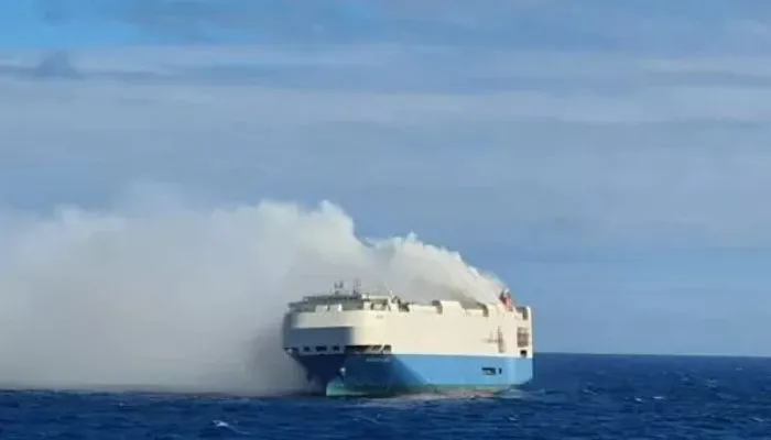 Imagem ilustrativa da imagem Navio com milhares de carros de luxo pega fogo em alto mar