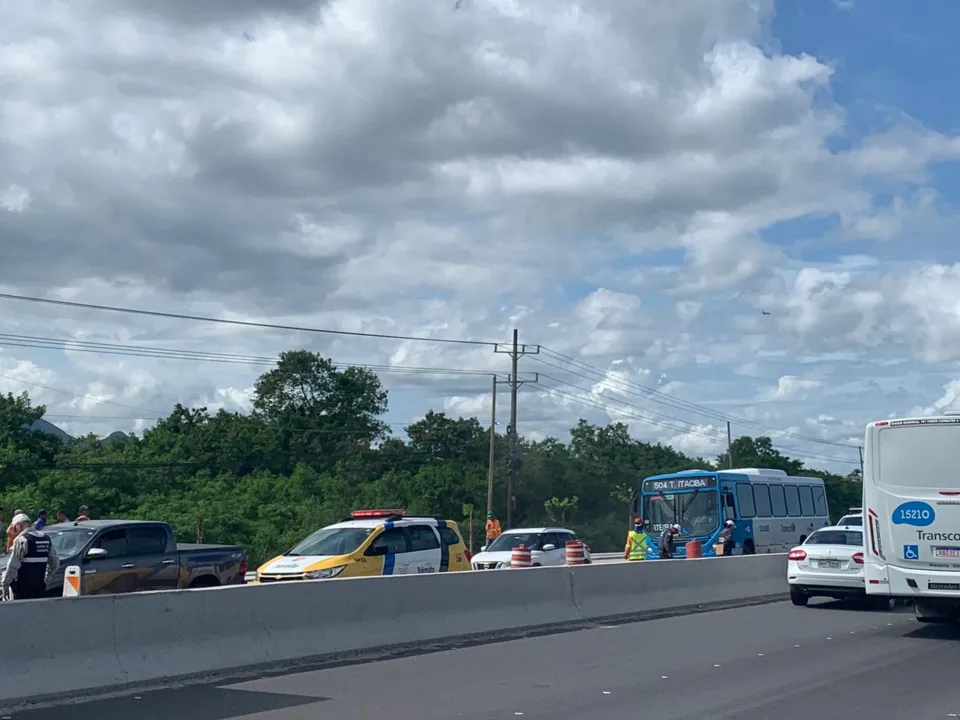 Imagem ilustrativa da imagem Motociclista morre após bater em caminhão na Avenida das Paneleiras