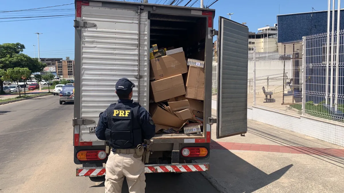 Imagem ilustrativa da imagem Caminhão roubado com 60 mil maços de cigarros é recuperado na BR-101