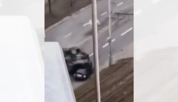 Imagem ilustrativa da imagem Tanque de guerra atropela carro civil na Ucrânia