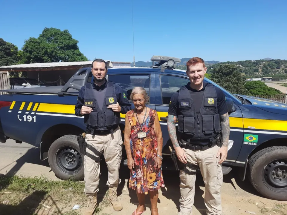Imagem ilustrativa da imagem Idosa encontrada desorientada é acolhida por agentes da PRF