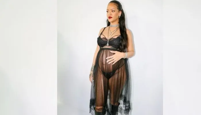 Imagem ilustrativa da imagem Rihanna exibe barrigão de grávida com look totalmente transparente