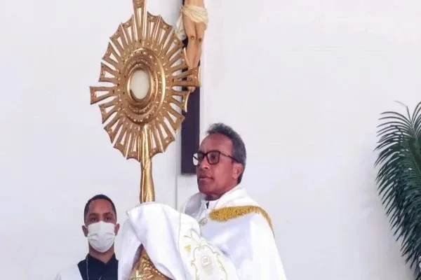 Imagem ilustrativa da imagem Padre exorcista volta a realizar missas após autorização de arcebispo