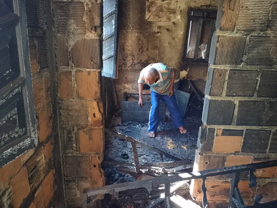 Imagem ilustrativa da imagem Filho coloca fogo em casa com o pai dentro em Cariacica