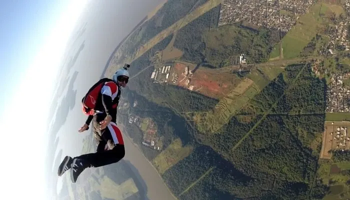 Imagem ilustrativa da imagem Paraquedista com "asa de morcego" morre ao fazer salto em Castelo
