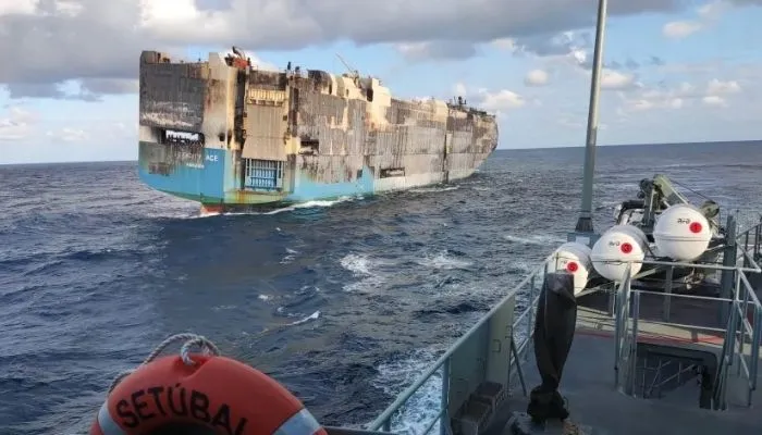 Imagem ilustrativa da imagem Navio que transportava milhares de carros de luxo afunda no Oceano Atlântico