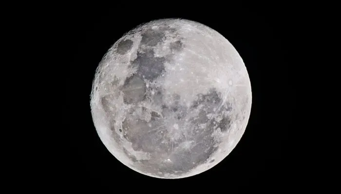 Imagem ilustrativa da imagem Lua vai ser atingida hoje por toneladas de lixo espacial