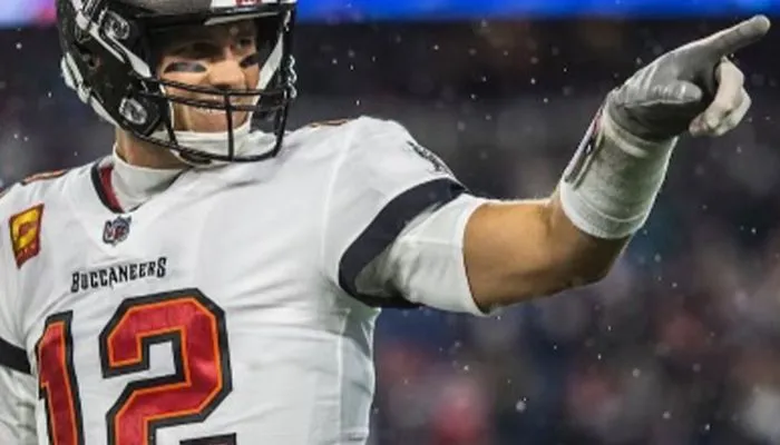 Imagem ilustrativa da imagem Fã paga R$ 2,6 mi em bola do último jogo de Tom Brady e astro retorna