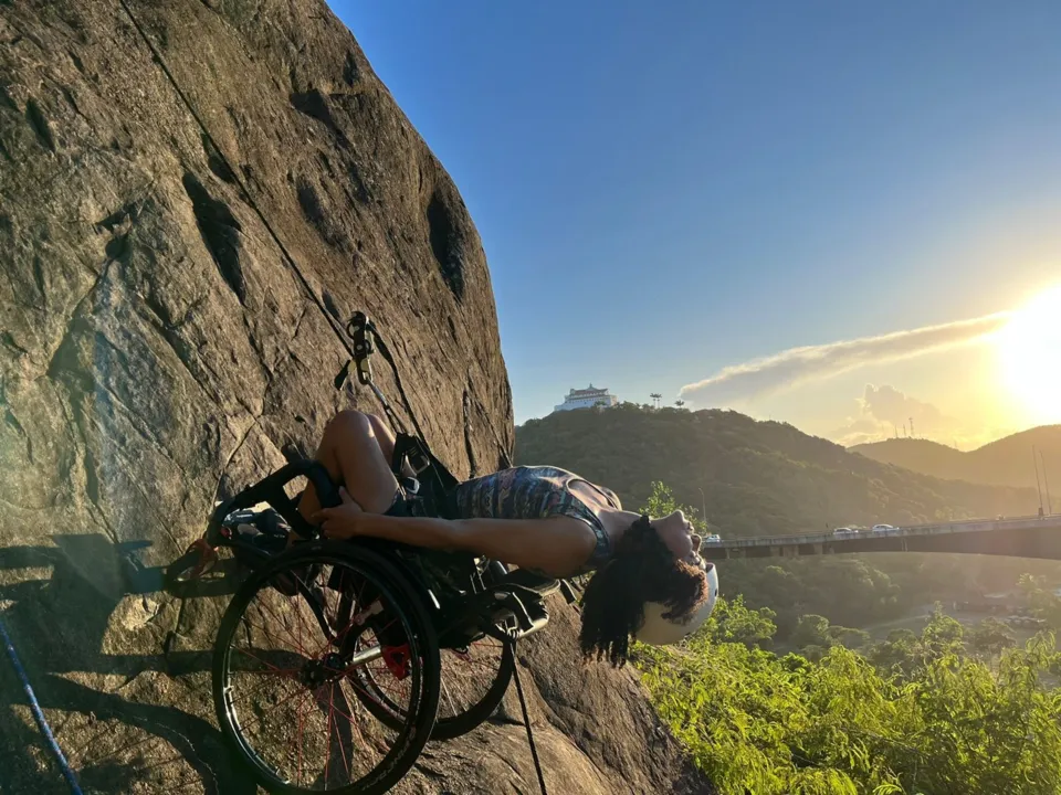 Imagem ilustrativa da imagem Cadeirante realiza sonho de fazer rapel no Morro do Moreno