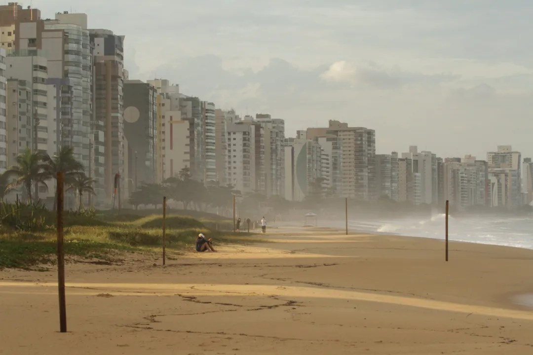 Imagem ilustrativa da imagem Sombra na praia em novos prédios só após 16 horas
