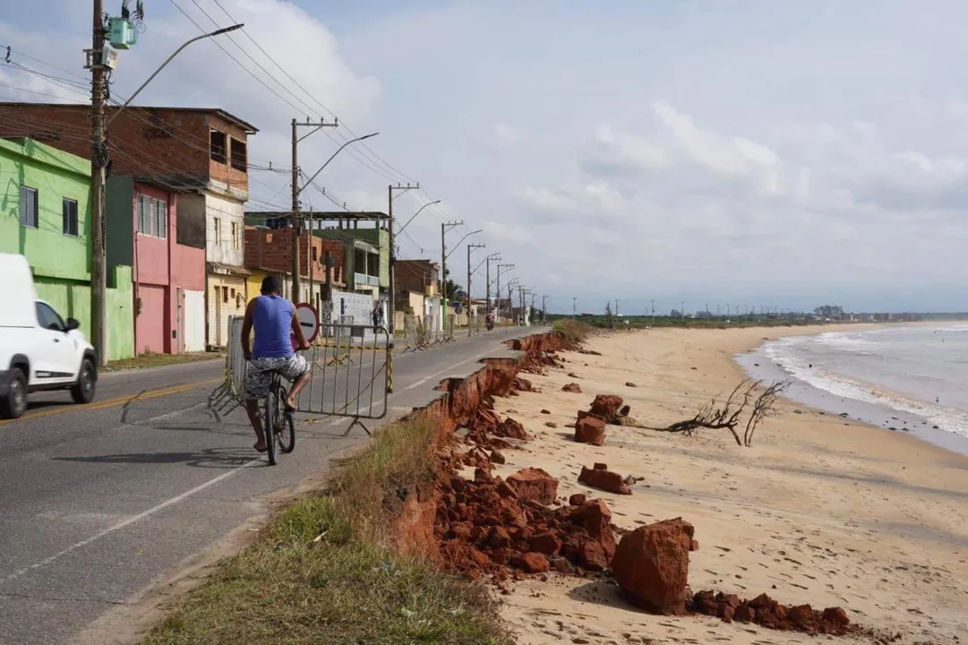 Imagem ilustrativa da imagem Erosão interdita rodovia de novo em Marataízes
