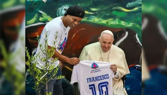 Imagem ilustrativa da imagem Ronaldinho Gaúcho e Daniel Alves se encontram com o papa Francisco na Itália