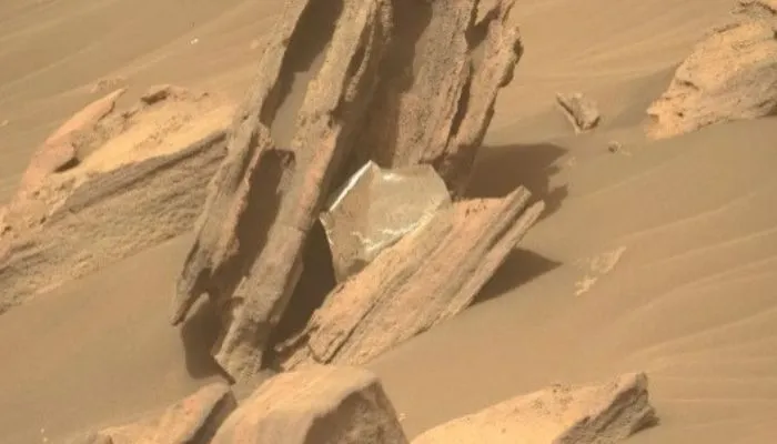 Imagem ilustrativa da imagem Robô da Nasa encontra objeto inusitado na atmosfera de Marte