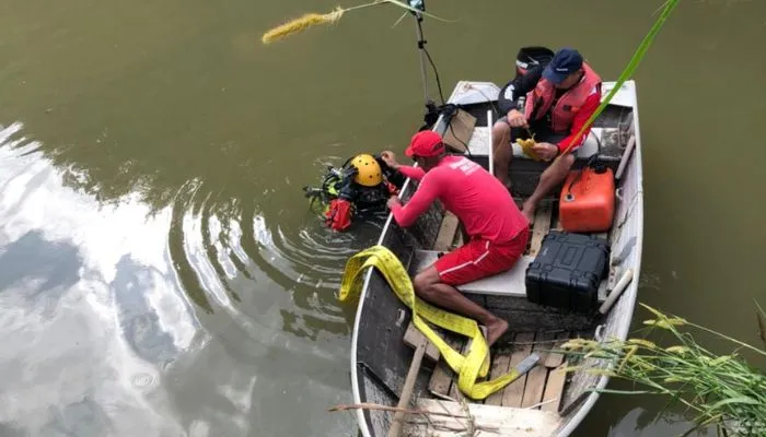 Imagem ilustrativa da imagem Corpos são resgatados sem vida após carro cair em lago no ES