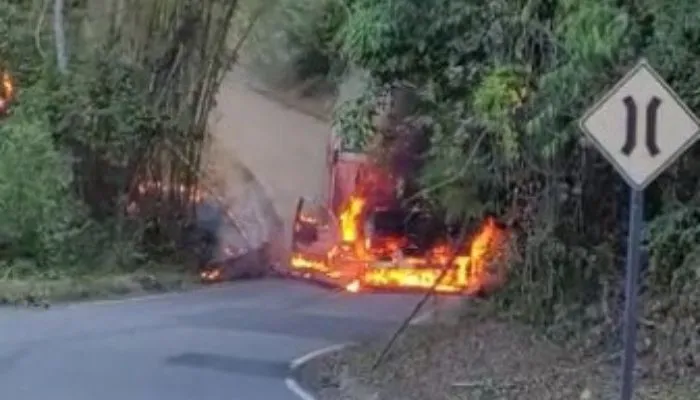 Imagem ilustrativa da imagem Após colisão, caminhões pegam fogo e interditam estrada no ES