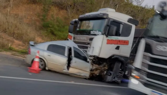 Imagem ilustrativa da imagem Acidente entre carreta e carro de passeio deixa um morto na BR 101