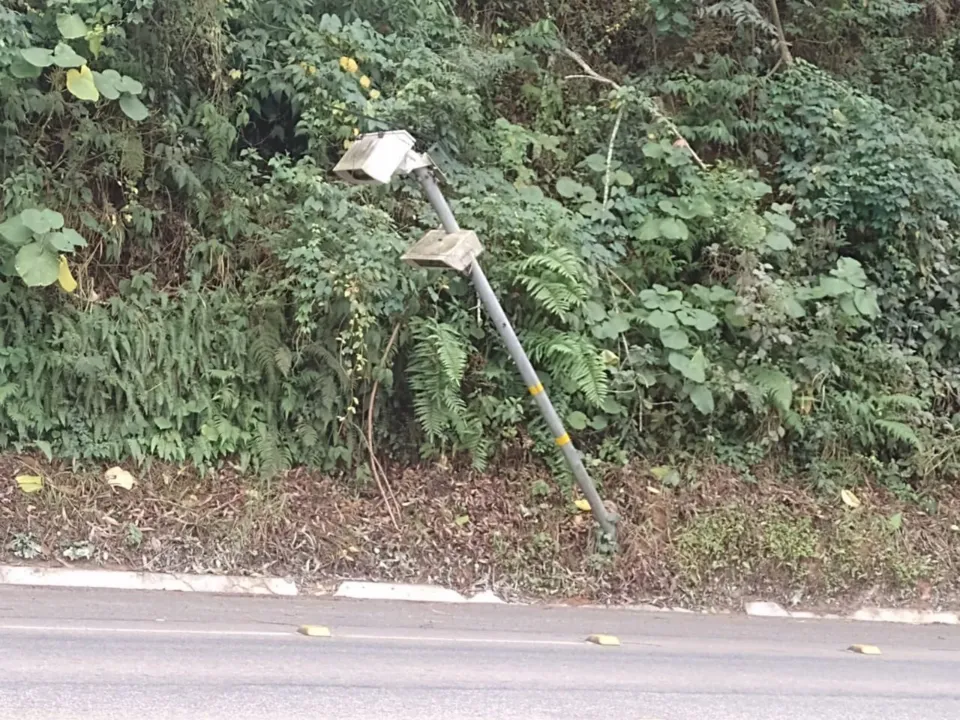 Imagem ilustrativa da imagem Radares destruídos em rodovia